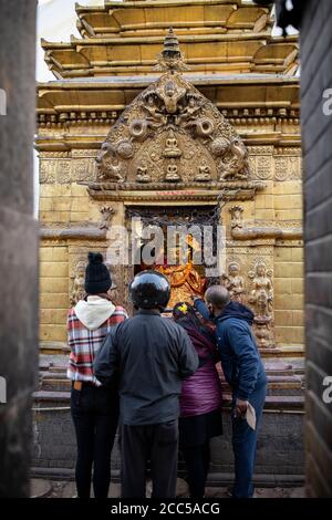 Des pèlerins entourent un sanctuaire à Swayambhunath stupa à Katmandou, au Népal. Banque D'Images