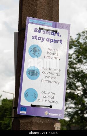 Soyez intelligent, restez à l'écart se laver les mains porter un revêtement de visage observer le signe de distance sociale pendant la pandémie de coronavirus, Barnsley, South Yorkshire, Angleterre, Royaume-Uni Banque D'Images