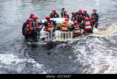 Formation aux services d'ambulance pour les conditions météorologiques extrêmes et les inondations à Tees barrage à Stockton on Tees. ROYAUME-UNI Banque D'Images