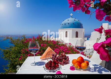 Deux verres de vin rouge et de fruits à l'arrière-plan De la mer en Grèce Banque D'Images