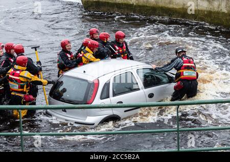 Formation aux services d'ambulance pour les conditions météorologiques extrêmes et les inondations à Tees barrage à Stockton on Tees. ROYAUME-UNI Banque D'Images