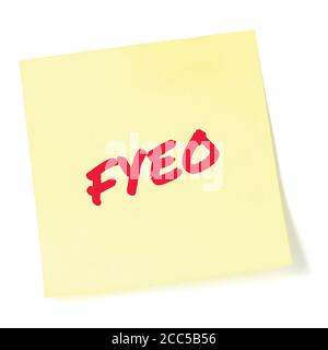 Pour vos yeux seulement initialisme FYEO marqueur rouge écrit acronyme texte, isolé jaune post-it to-do liste de pense-bête autocollant abréviation macro gros plan Banque D'Images