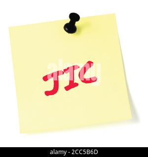 Juste au cas initialisme JIC marqueur rouge écrit acronyme texte autocollant jaune isolé de rappel de la liste des tâches post-it goupille à emboîter noire Banque D'Images