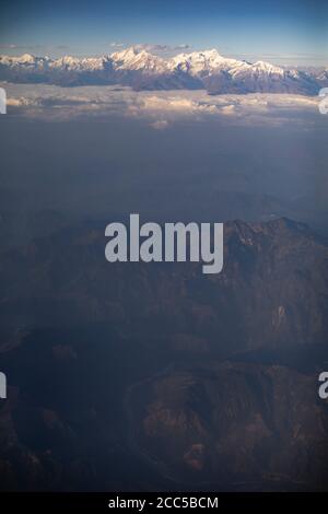 Montagnes de l'Himalaya du Népal vu d'une fenêtre d'avion passager. Banque D'Images