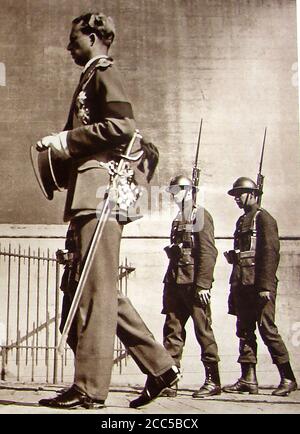 Le roi Léopold III de Belgique aurait été photographié alors qu'il assistait aux funérailles de sa femme Astrid (anciennement Astrid de Suède) . Il conduisait la voiture qui lui a donné la mort le 29 août 1935, le roi Léopold conduisait la voiture quand le véhicule heurtait un parapet et entrait dans un lac. Leur chauffeur était assis à l'arrière du cabriolet Packard One-Twenty et a été jeté dans un arbre entraînant sa mort sur la scène. Leurs enfants étaient Joséphine-Charlotte, Albert et Baudouin. Banque D'Images