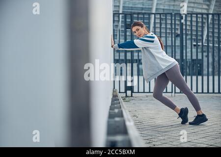 Femme posant pour l'appareil photo pendant l'entraînement Banque D'Images