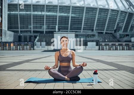 Sereine femme caucasienne dans une pose de lotus Banque D'Images
