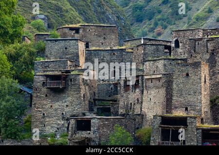 Ancienne forteresse dans le village de montagne Shatili, ruines du château médiéval Banque D'Images