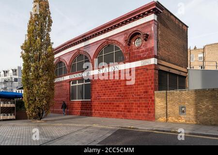 L'ascenseur de la station de métro South Kensington, Pelham Street, Londres, aujourd'hui désutilisé, est doté de carreaux rouges caractéristiques, conçus en 1906 par Leslie Green Banque D'Images