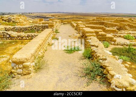 Vue sur le site archéologique de tel Beer Sheva, considéré comme les vestiges de la ville biblique de Beersheba. Aujourd'hui un site classé au patrimoine mondial de l'UNESCO et une nation Banque D'Images