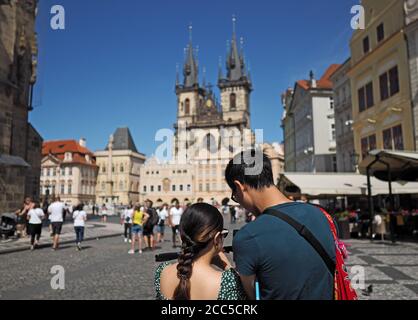 Quelques touristes asiatiques prennent le selfie sur la place Oldtown, Prague, République Tchèque Banque D'Images