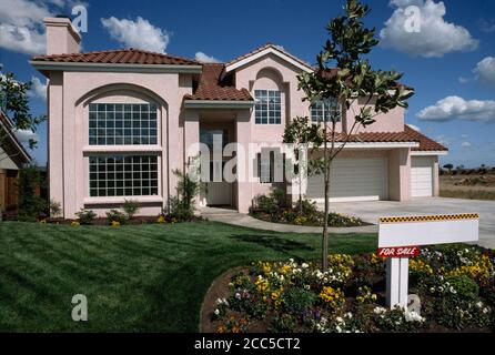 De grandes maisons de banlieue dans quartier chic, Fresno, California, USA Banque D'Images