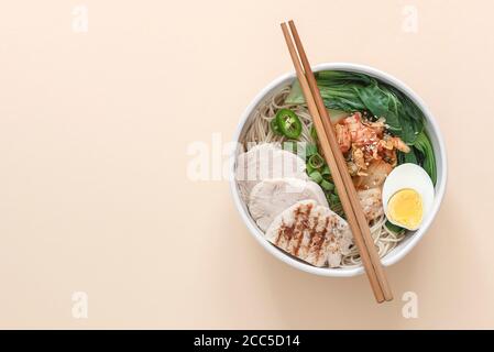 Nouilles asiatiques miso Ramen avec œuf, poulet et chou pak choi dans un bol. Cuisine japonaise. Banque D'Images