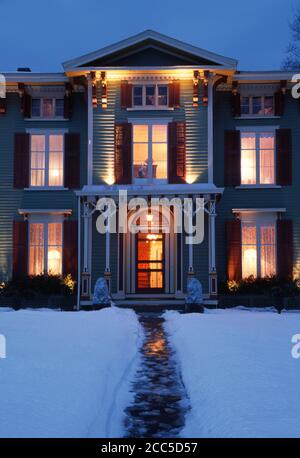 Victorian Inn seigneuriale avec neige en hiver à Cooperstown est accueillant la nuit, New York, USA Banque D'Images