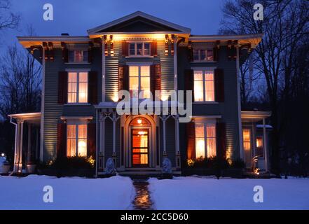 Victorian Inn seigneuriale avec neige en hiver à Cooperstown est accueillant la nuit, New York, USA Banque D'Images