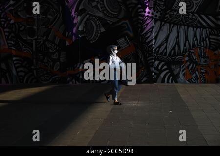 (200819) -- JAKARTA, 19 août 2020 (Xinhua) -- une femme indonésienne portant un masque de marche à Jakarta, Indonésie, 19 août 2020. Le nombre de cas de COVID-19 en Indonésie a augmenté de 1,902 en un jour, passant à 144,945, le nombre de décès ayant augmenté de 69 à 6,346, a déclaré le ministère de la Santé mercredi. (Xinhua/Zulkarnain) Banque D'Images