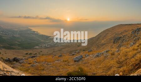 Vue panoramique au lever du soleil sur la mer de Galilée, depuis le mont Arbel. Nord d'Israël Banque D'Images