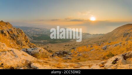 Vue panoramique au lever du soleil sur la mer de Galilée, depuis le mont Arbel. Nord d'Israël Banque D'Images