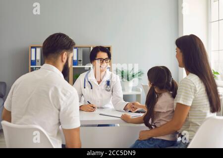 Le médecin de famille sourit aux patients de la clinique. Banque D'Images