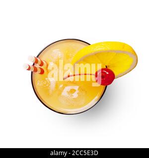 Cocktail classique Tequila Sunrise. Isolé sur fond blanc. Plan d'étapage avec vue de dessus Banque D'Images