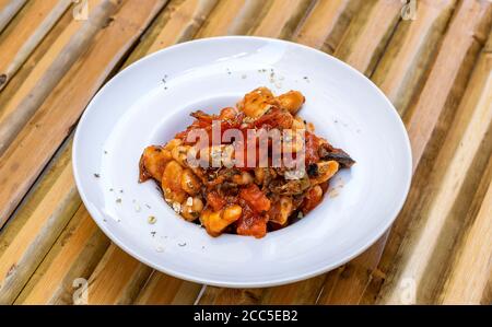 Pâtes cavatelli maison avec sauce puttanesca Banque D'Images