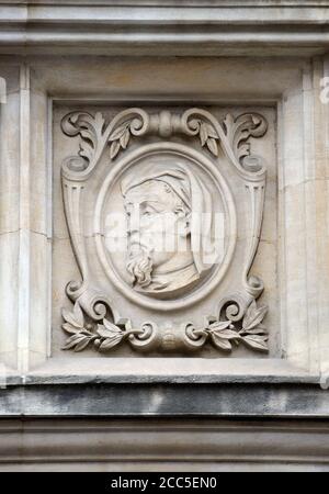 Londres, Angleterre, Royaume-Uni. Chef de Geoffrey Chaucer ( 1340s – 1400) poète anglais et auteur des Canterbury Tales, sur la façade du Old Westminster Li Banque D'Images