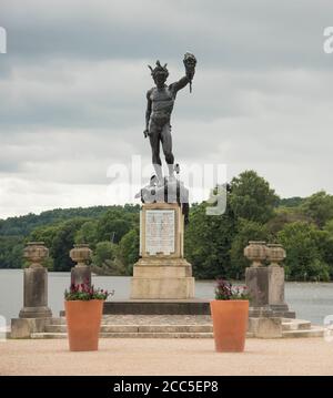 Une statue de Perseus tenant la tête de Medusa créée Par Benvenuto Cellini exposé dans Trentham Italian Gardens Staffordshire Angleterre Royaume-Uni Banque D'Images