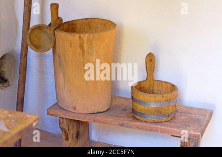 ustensiles de cuisine authentiques dans la maison d'un pauvre paysan dans le style rustique. Village est de préserver les traditions rustiques et la culture d'histoire.Old dishe en bois Banque D'Images