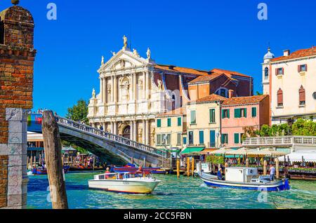 Venise, Italie, 13 septembre 2019 : yachts naviguant sur la voie navigable du Grand Canal, pont Ponte degli Scalzi et église Chiesa di Santa Maria di Nazareth, fond bleu ciel en été, région de Vénétie Banque D'Images