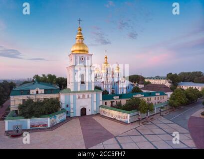 Vue aérienne du monastère Golden-Domed de Saint-Michel à Kiev, Ukraine Banque D'Images