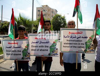 18 août 2020 : Gaza, Palestine. 19 août 2020. Les Palestiniens assistent à un rassemblement de masse à Gaza organisé par les forces nationales et islamiques palestiniennes contre le récent accord de normalisation entre les Émirats arabes Unis et Israël. Au cours du rassemblement, les manifestants ont porté des banderoles déclarant l'accord « l'affaire de la honte » et « un acte de trahison » visant à liquider la cause palestinienne et à légitimer l'occupation israélienne. Ils ont également pris la parole sur les images du prince Mohammed ben Zayed, dirigeant des Émirats arabes Unis, et du Premier ministre israélien Netanyahou. Les équipes palestiniennes de défense civile étaient sur le site de Guar Banque D'Images