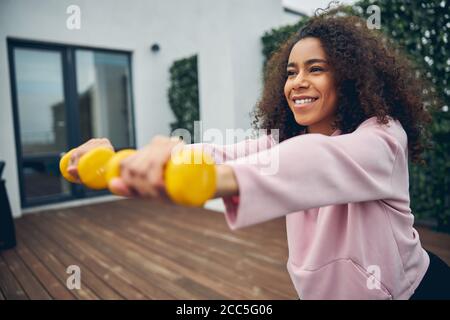 Belle femme avec la formation de cheveux mauriquement foncés Banque D'Images