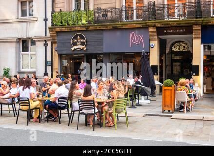 Repas et boissons en plein air sur Castle Street à Liverpool Banque D'Images