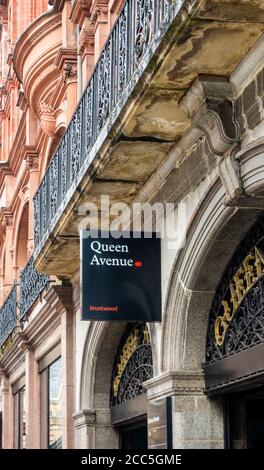 Panneau indiquant les personnes à Queen Avenue à la sortie de Castle Street Liverpool Banque D'Images