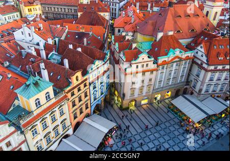 Vue de dessus de la vieille ville de Prague Stare Mesto centre-ville historique. Rangée de bâtiments aux façades colorées et toits de tuiles rouges sur la place de la Vieille ville Staromestske namesti en soirée, Bohême, République Tchèque Banque D'Images