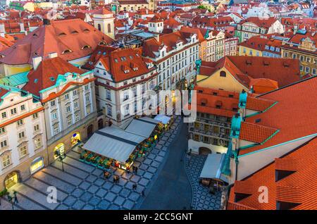 Vue aérienne de la vieille ville de Prague le centre-ville historique de Stare Mesto avec des bâtiments au toit de tuiles rouges sur la place de la vieille ville Staromestske namesti en soirée coucher de soleil, Bohême, République Tchèque Banque D'Images