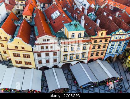 Vue de dessus de la vieille ville de Prague Stare Mesto centre-ville historique. Rangée de bâtiments aux façades colorées et toits de tuiles rouges sur la place de la Vieille ville Staromestske namesti en soirée, Bohême, République Tchèque Banque D'Images