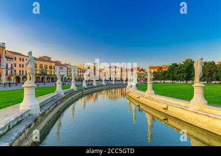 Padoa paysage urbain avec des statues près du petit canal sur la place Piazza Prato della Valle et rangée de bâtiments colorés dans le centre-ville historique, ville de Padova, région de Vénétie, Italie Banque D'Images