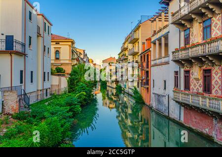 Pont Ponte Gregorio Barbarigo de l'autre côté du canal avec des bâtiments sur les côtés dans le centre historique de Padoue, vue nocturne au crépuscule, ville de Padoue, région de Vénétie, Italie Banque D'Images