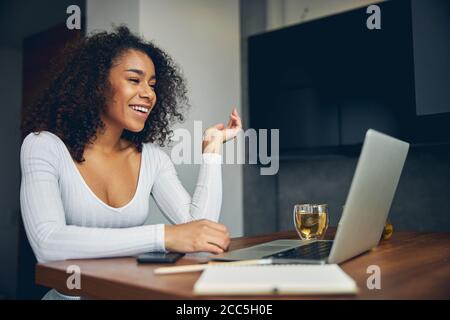 Jolie femme brunette appréciant le temps à la maison seule Banque D'Images