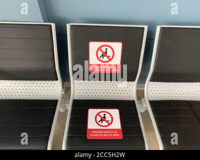 Veuillez ne pas vous asseoir ici sur le banc à l'aéroport de Vilnius. Les passagers doivent garder une distance sociale de 1-2 mètres pour se protéger contre la propagation du virus corona.