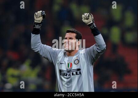 Milan Italie, 27 novembre 2007, 'G.Meazza' Stadium, UEFA Champions League 2007/2008, FC Inter - SK Fenerbahce : Julio Cesar fête après le but Banque D'Images