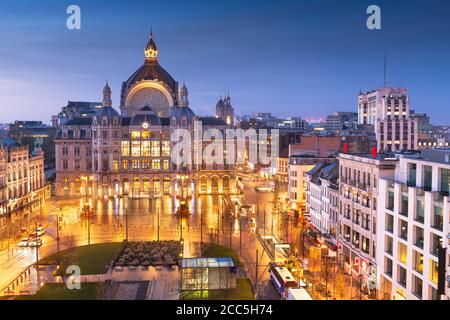 Anvers, Belgique paysage urbain à la gare centrale de nuit à l'aube. Banque D'Images