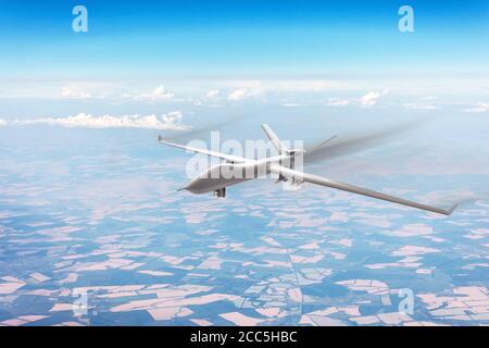 Un avion militaire sans pilote vole haut dans le ciel à grande vitesse au-dessus des champs, des nuages bleus du ciel Banque D'Images