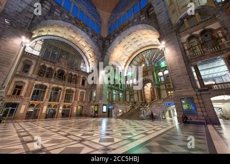 ANVERS, BELGIQUE - 5 MARS 2020: Hall principal de la gare centrale d'Anvers datant de 1905. Banque D'Images