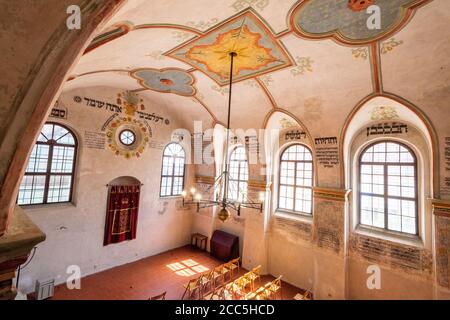 Intérieur de la synagogue de Třebíč (Tchéquie) avec inscriptions hébraïques les murs Banque D'Images