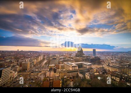 Bruxelles, Belgique paysage urbain au Palais de Justice au crépuscule. Banque D'Images