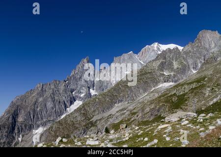 La vue sur les Alpes lors d'une journée d'été Du Mont blanc Banque D'Images