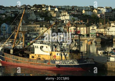 Chalutier à perche BM7, barot de pêche amarré à côté, Inner Harbour, Brixham, Devon, avec des maisons en arrière-plan Banque D'Images