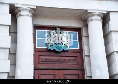 Armoiries royales au-dessus de la porte de la Royal Courts of Justice, Belfast. Banque D'Images